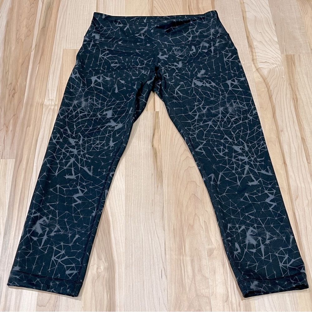 Lululemon Size 6 Black/Gray Crop Leggings